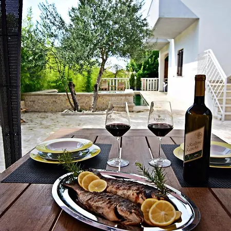 Apartamento Ground Floor With A Private Pool
